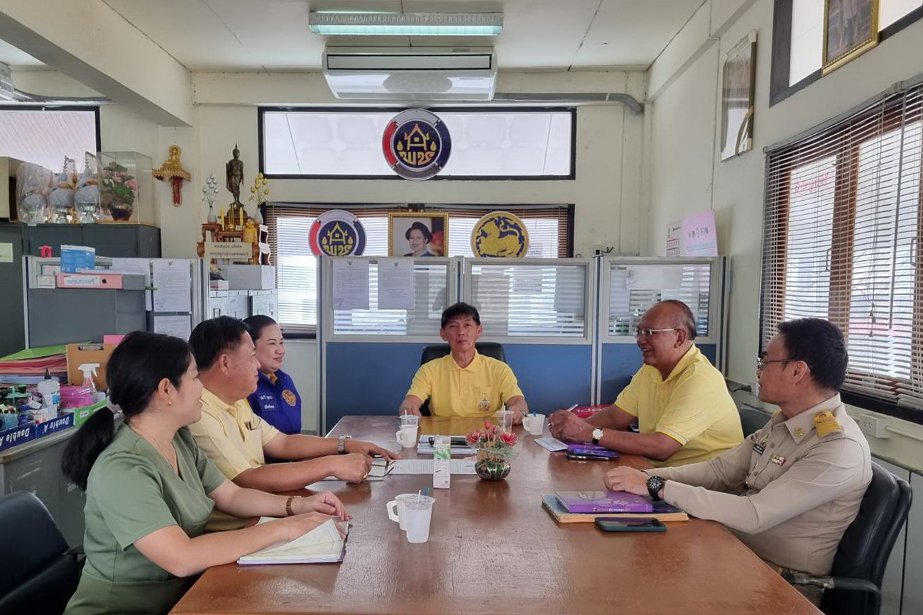 รองผวจ.ปทุมธานี “ตรวจเยี่ยมแล้วมอบแนวทางการขับเคลื่อนนโยบายรัฐบาลและกระทรวงมหาดไทย แก่ทีมพัฒนาชุมชนอำเภอลาดหลุมแก้ว”