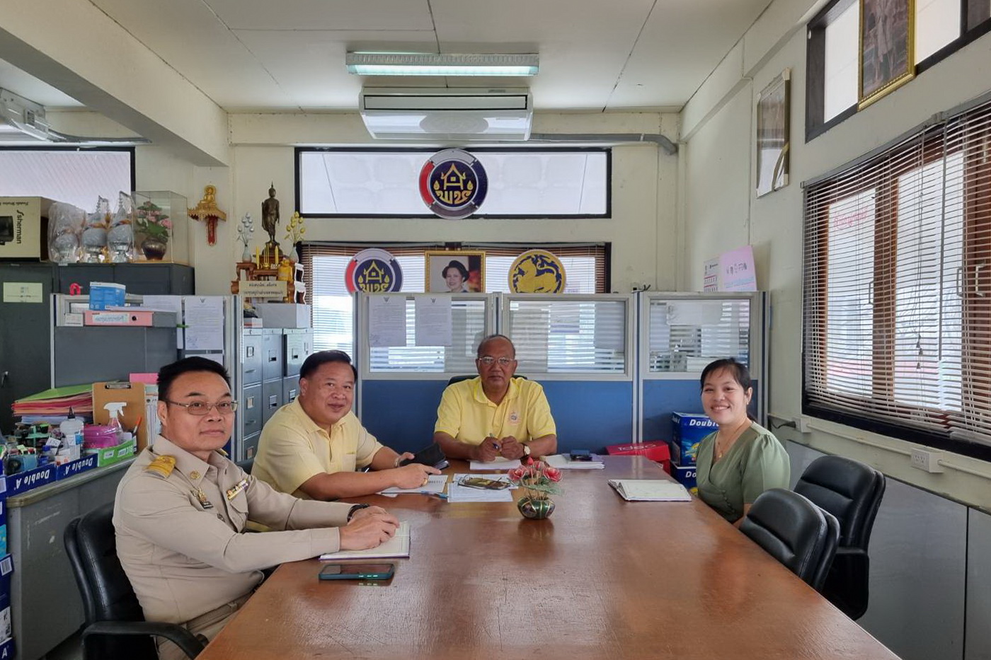 รองผวจ.ปทุมธานี “ตรวจเยี่ยมแล้วมอบแนวทางการขับเคลื่อนนโยบายรัฐบาลและกระทรวงมหาดไทย แก่ทีมพัฒนาชุมชนอำเภอลาดหลุมแก้ว”