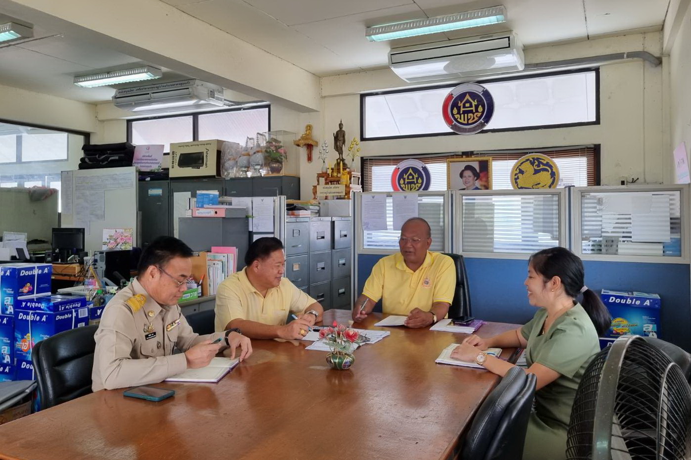 รองผวจ.ปทุมธานี “ตรวจเยี่ยมแล้วมอบแนวทางการขับเคลื่อนนโยบายรัฐบาลและกระทรวงมหาดไทย แก่ทีมพัฒนาชุมชนอำเภอลาดหลุมแก้ว”