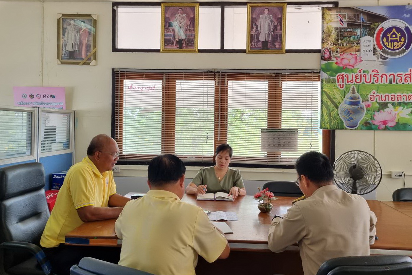 รองผวจ.ปทุมธานี “ตรวจเยี่ยมแล้วมอบแนวทางการขับเคลื่อนนโยบายรัฐบาลและกระทรวงมหาดไทย แก่ทีมพัฒนาชุมชนอำเภอลาดหลุมแก้ว”