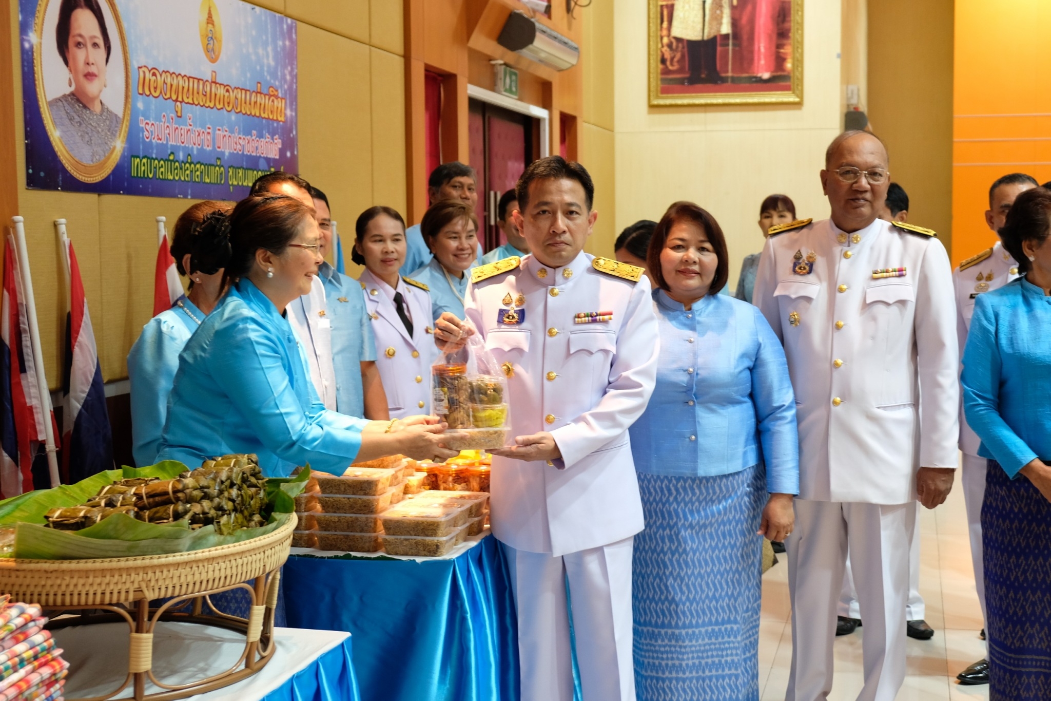 จังหวัดปทุมธานี “จัดพิธีมอบเงินพระราชทานขวัญถุงกองทุนแม่ของแผ่นดิน พร้อมจัดกิจกรรมวันกองทุนแม่ของแผ่นดิน ภายใต้แนวคิด “๒ ทศวรรษ กองทุนแม่ของแผ่นดิน ครอบครัวอบอุ่น ชุมชนเข้มแข็ง”