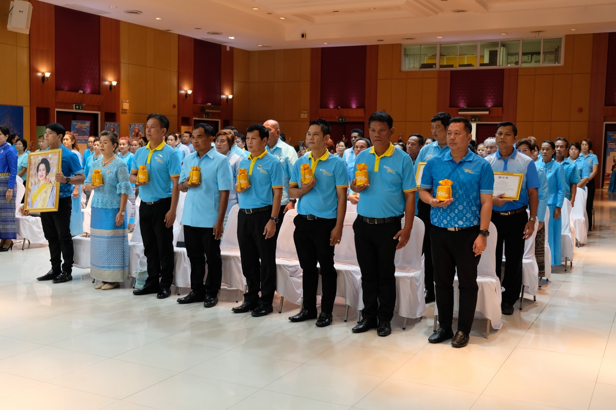 จังหวัดปทุมธานี “จัดพิธีมอบเงินพระราชทานขวัญถุงกองทุนแม่ของแผ่นดิน พร้อมจัดกิจกรรมวันกองทุนแม่ของแผ่นดิน ภายใต้แนวคิด “๒ ทศวรรษ กองทุนแม่ของแผ่นดิน ครอบครัวอบอุ่น ชุมชนเข้มแข็ง”