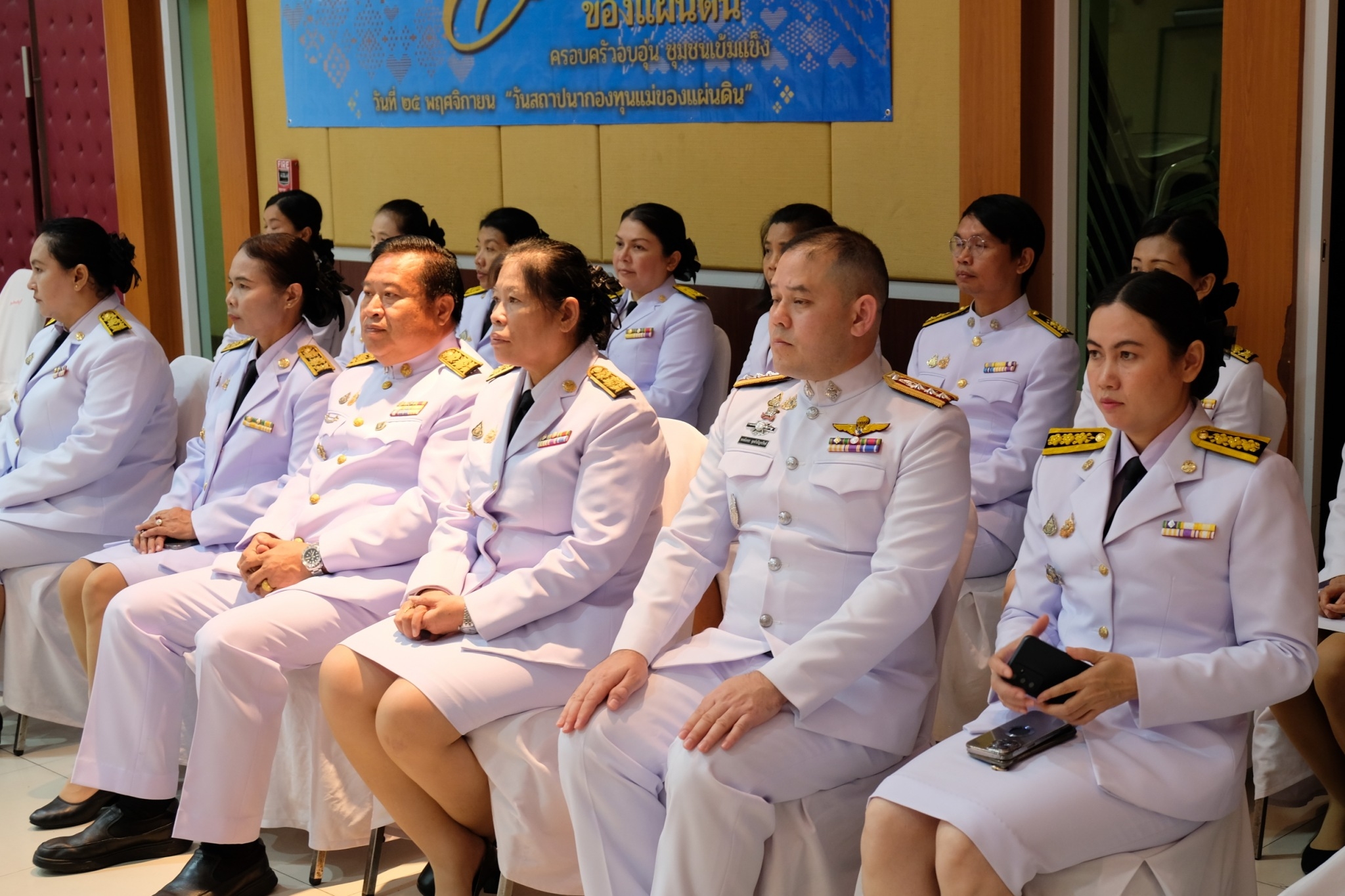 จังหวัดปทุมธานี “จัดพิธีมอบเงินพระราชทานขวัญถุงกองทุนแม่ของแผ่นดิน พร้อมจัดกิจกรรมวันกองทุนแม่ของแผ่นดิน ภายใต้แนวคิด “๒ ทศวรรษ กองทุนแม่ของแผ่นดิน ครอบครัวอบอุ่น ชุมชนเข้มแข็ง”