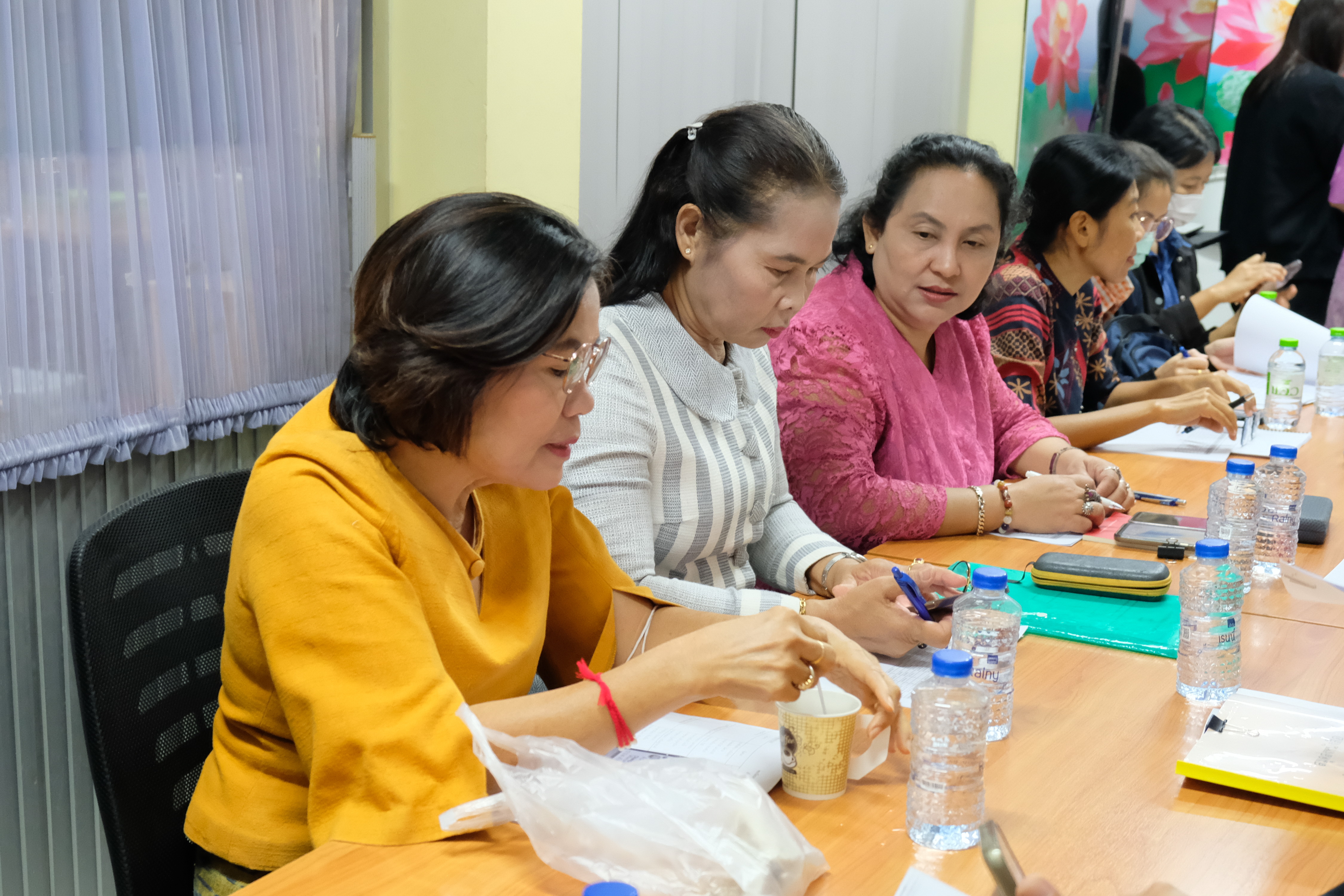 พช.ปทุมธานี “จัดประชุมพัฒนาการอำเภอ เพื่อติดตามการบริหารจัดการหนี้กองทุนพัฒนาบทบาทสตรี”