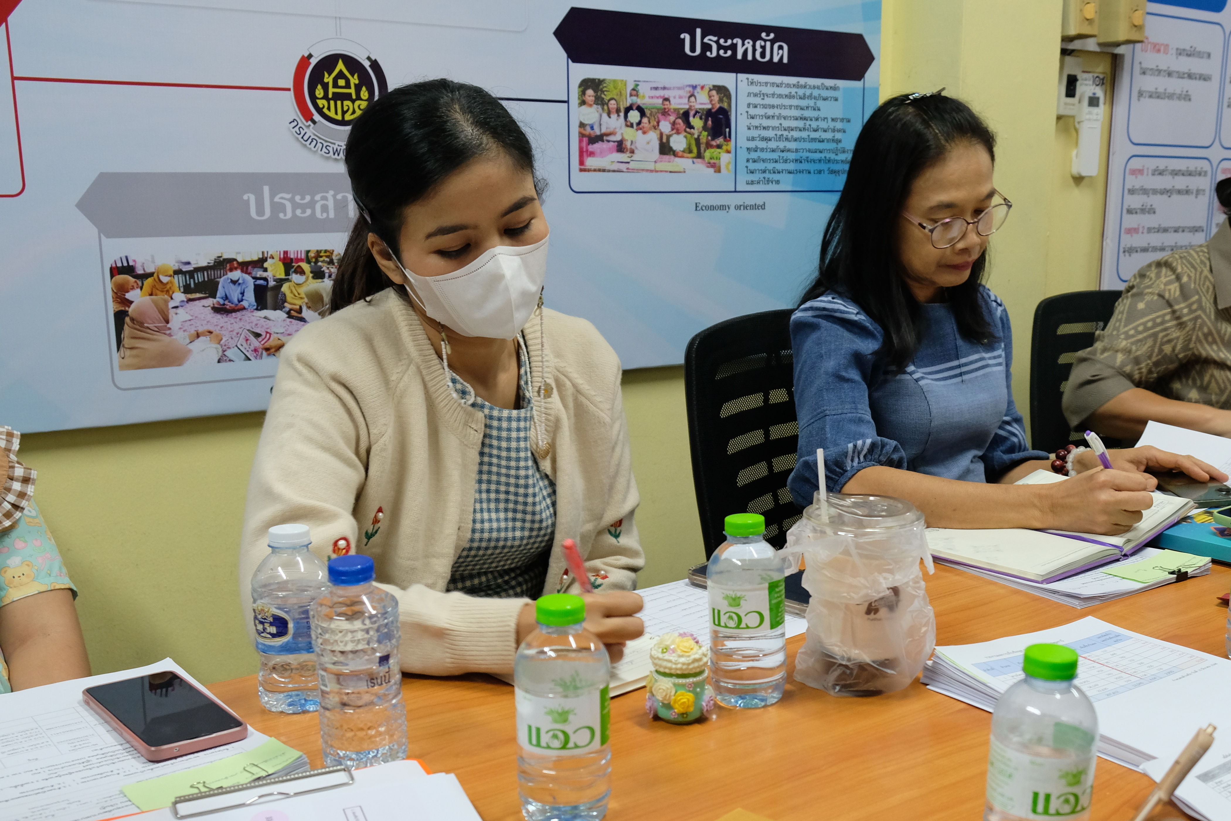 พช.ปทุมธานี “จัดประชุมพัฒนาการอำเภอ เพื่อติดตามการบริหารจัดการหนี้กองทุนพัฒนาบทบาทสตรี”