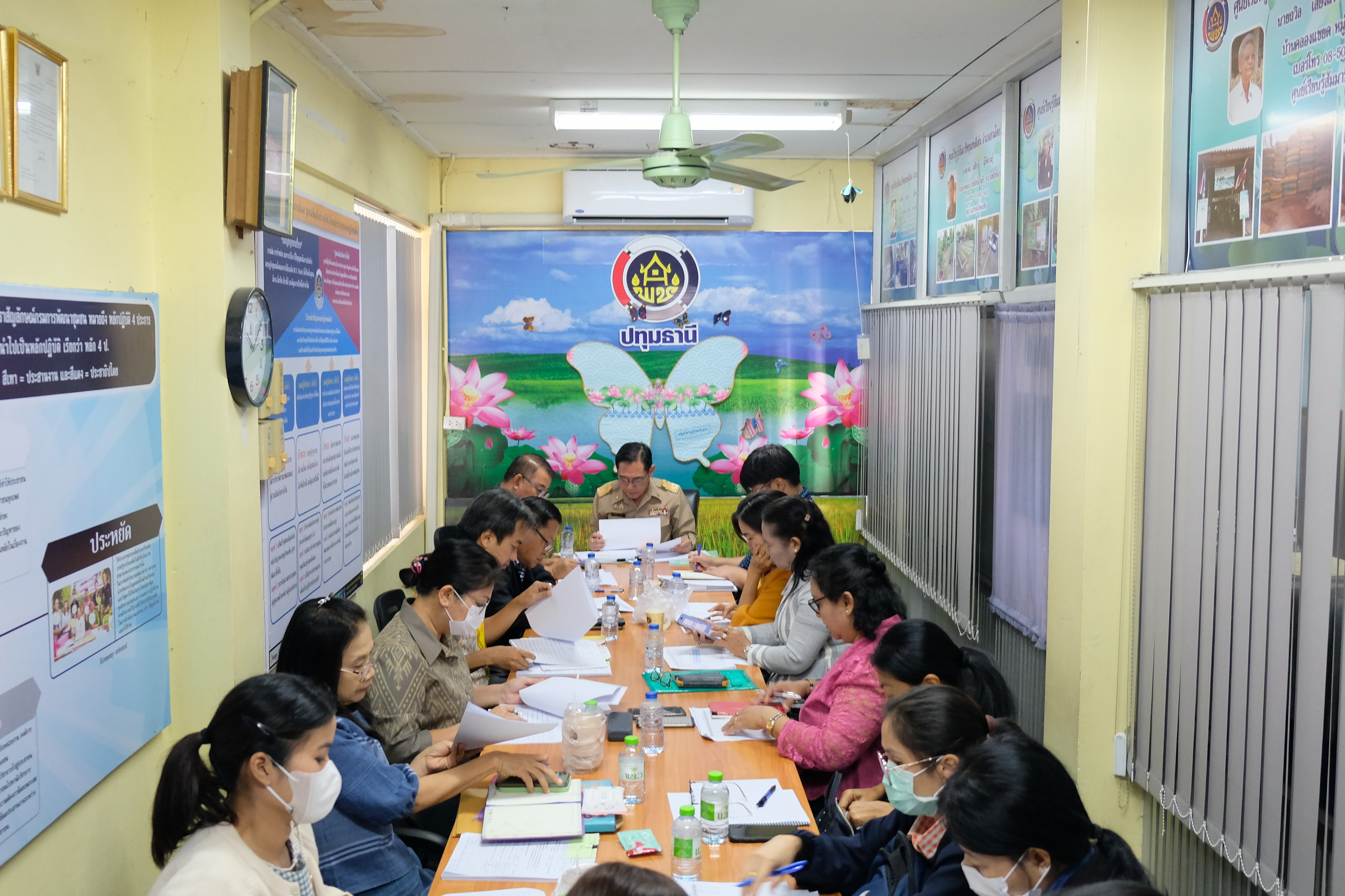 พช.ปทุมธานี “จัดประชุมพัฒนาการอำเภอ เพื่อติดตามการบริหารจัดการหนี้กองทุนพัฒนาบทบาทสตรี”