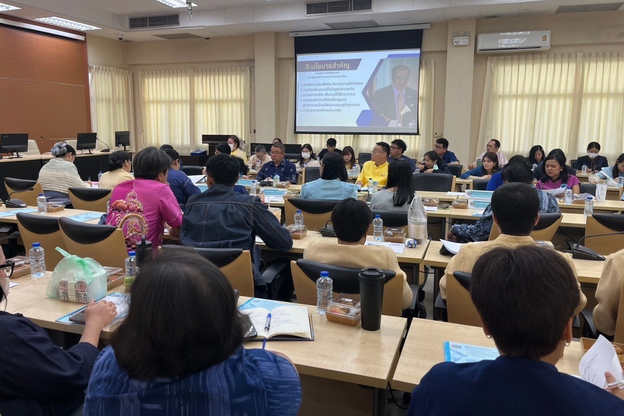 พจ.ปทุมธานี “มอบนโยบายการขับเคลื่อนงานพัฒนาชุมชนและลงนามคำรับรองข้อตกลงการปฏิบัติราชการและผลการประเมินผลการปฏิบัติราชการของข้าราชการสังกัดกรมการพัฒนาชุมชน จังหวัดปทุมธานี ประจำปีงบประมาณ พ.ศ. ๒๕๖๘”