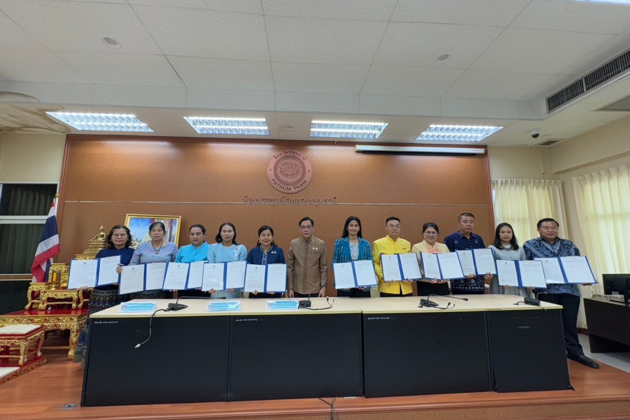พจ.ปทุมธานี “มอบนโยบายการขับเคลื่อนงานพัฒนาชุมชนและลงนามคำรับรองข้อตกลงการปฏิบัติราชการและผลการประเมินผลการปฏิบัติราชการของข้าราชการสังกัดกรมการพัฒนาชุมชน จังหวัดปทุมธานี ประจำปีงบประมาณ พ.ศ. ๒๕๖๘”