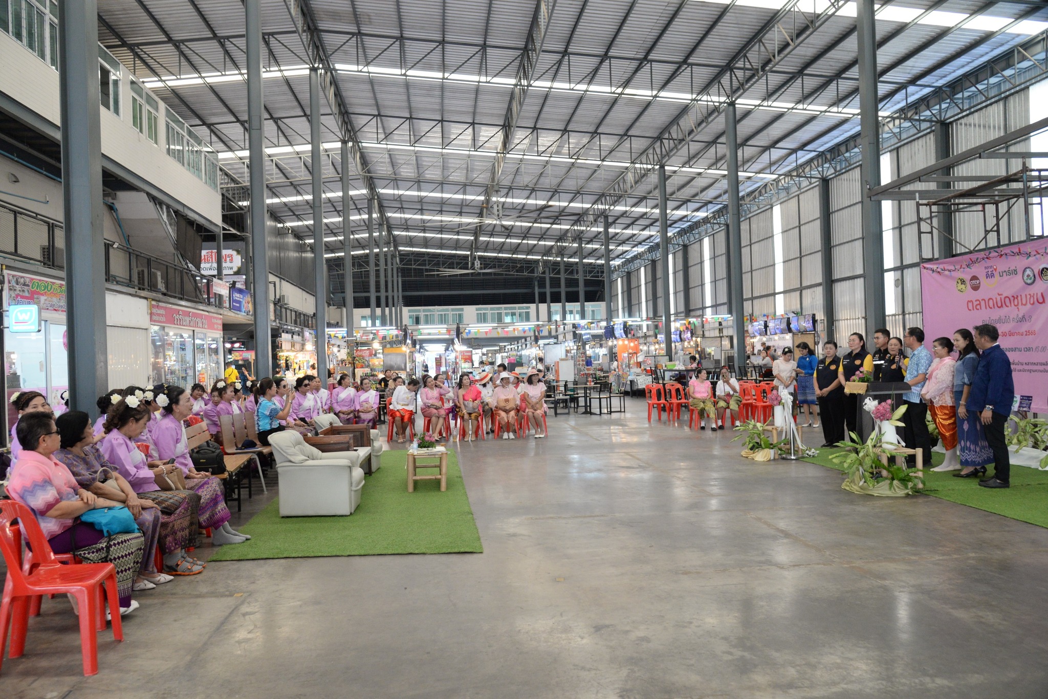 พช.ปทุมธานี “เปิดตลาดนัดขุมชน คนไทยยิ้มได้ พื้นที่ ตลาดดีดี มาร์เช่ (ข้างโรงเรียนโชคชัยรังสิต)”