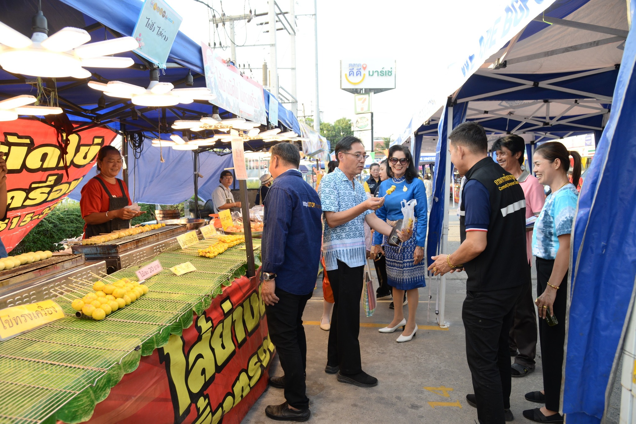 พช.ปทุมธานี “เปิดตลาดนัดขุมชน คนไทยยิ้มได้ พื้นที่ ตลาดดีดี มาร์เช่ (ข้างโรงเรียนโชคชัยรังสิต)”