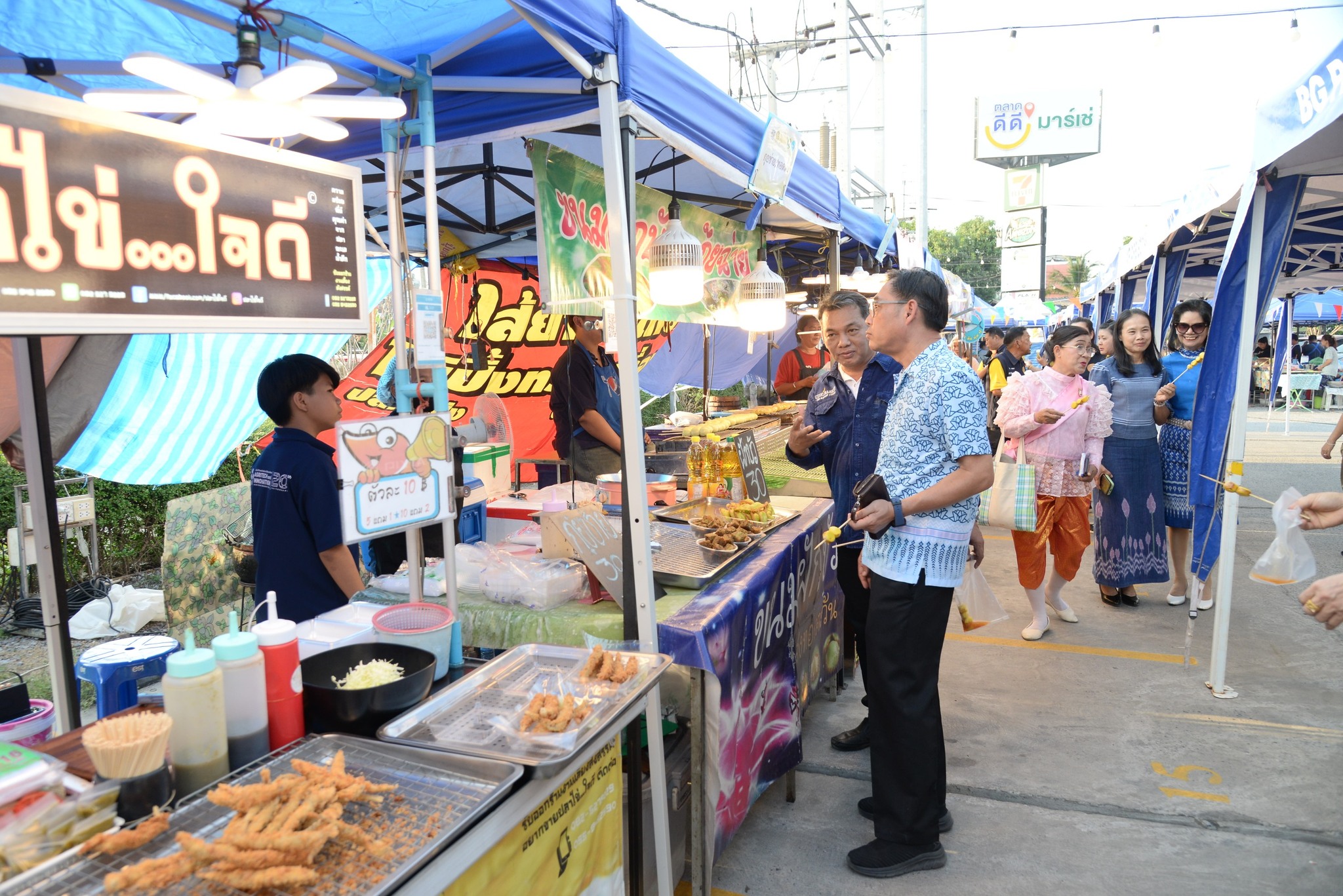 พช.ปทุมธานี “เปิดตลาดนัดขุมชน คนไทยยิ้มได้ พื้นที่ ตลาดดีดี มาร์เช่ (ข้างโรงเรียนโชคชัยรังสิต)”