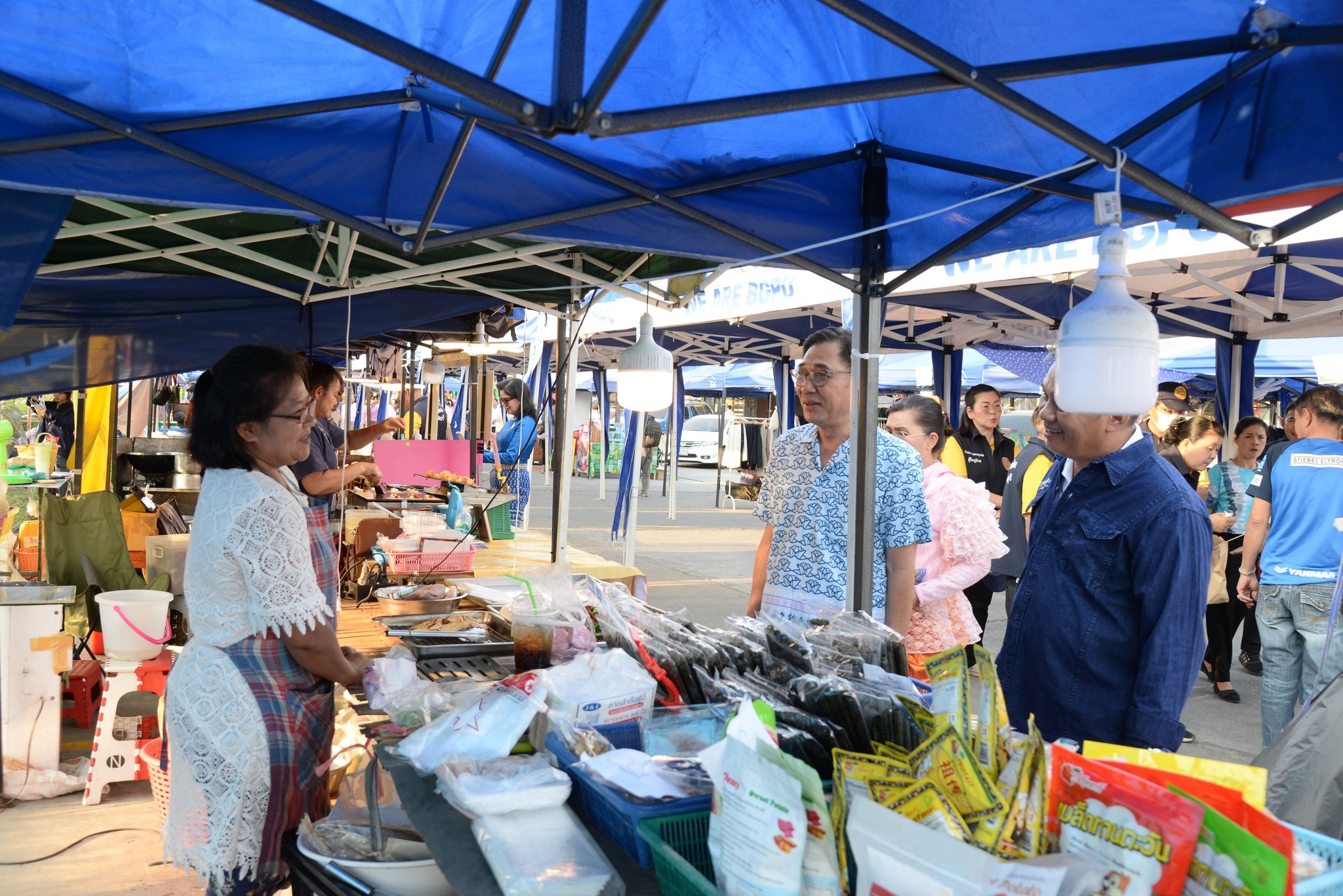พช.ปทุมธานี “เปิดตลาดนัดขุมชน คนไทยยิ้มได้ พื้นที่ ตลาดดีดี มาร์เช่ (ข้างโรงเรียนโชคชัยรังสิต)”