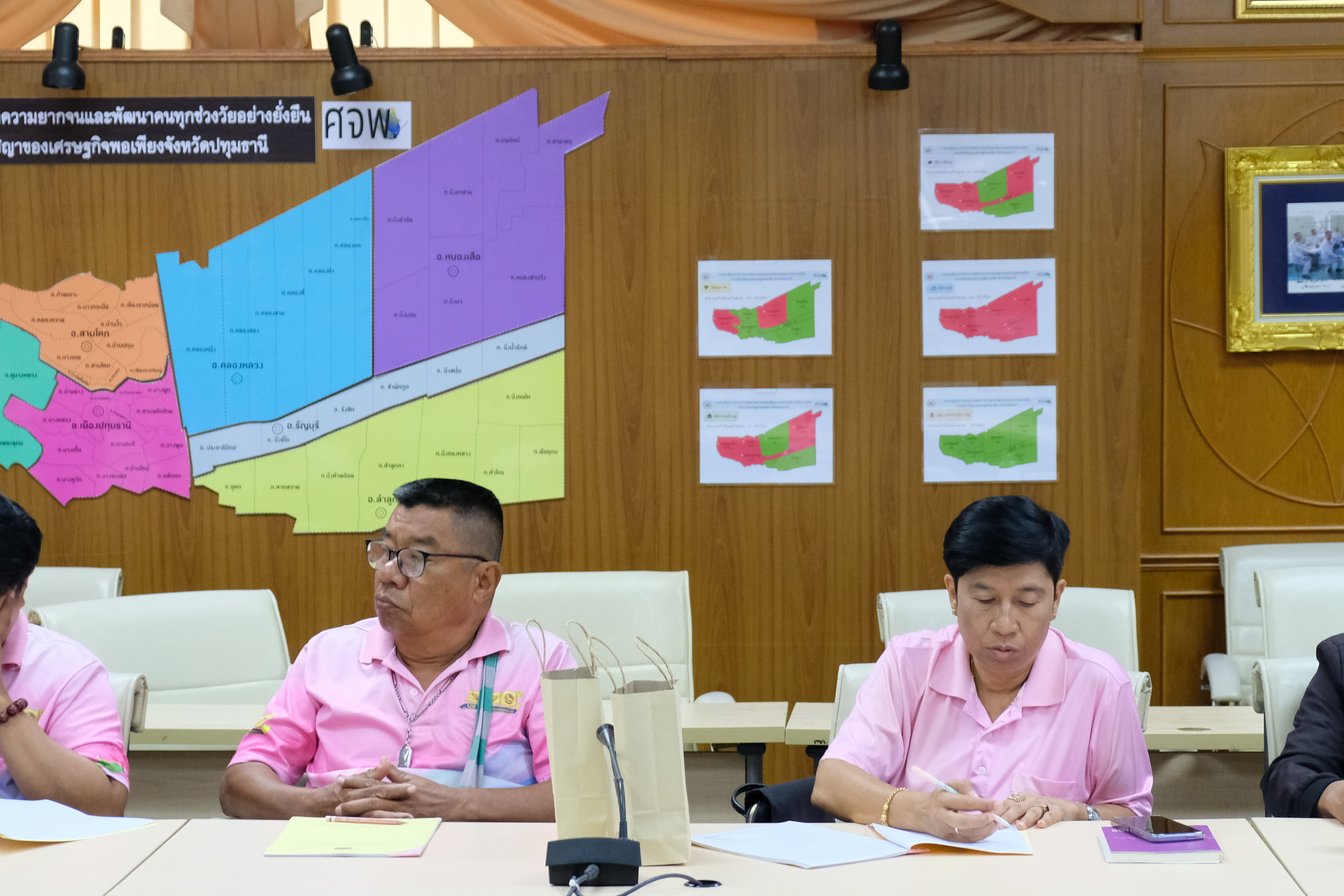 พช.ปทุมธานี “ดำเนินโครงการประชุมเชิงปฏิบัติการเสริมสร้างทักษะคณะกรรมการบริหารศูนย์ประสานงานองค์การชุมชนระดับอำเภอ (ศอช.อ.)”