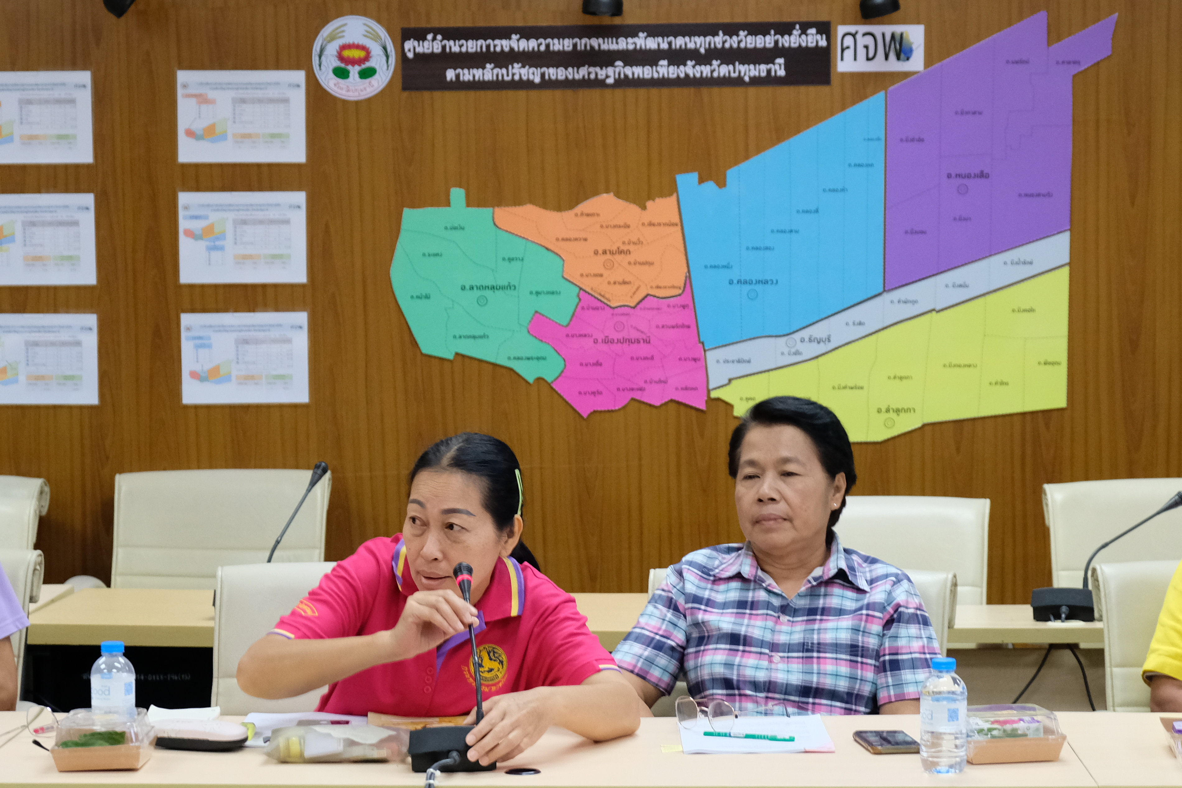 พช.ปทุมธานี “จัดประชุมเชิงปฏิบัติการสนับสนุนการขับเคลื่อนเครือข่ายศูนย์เรียนรู้การพัฒนาคุณภาพชีวิต ตามหลักทฤษฎีใหม่ ประยุกต์สู่ โคก หนอง นา ระดับจังหวัด”