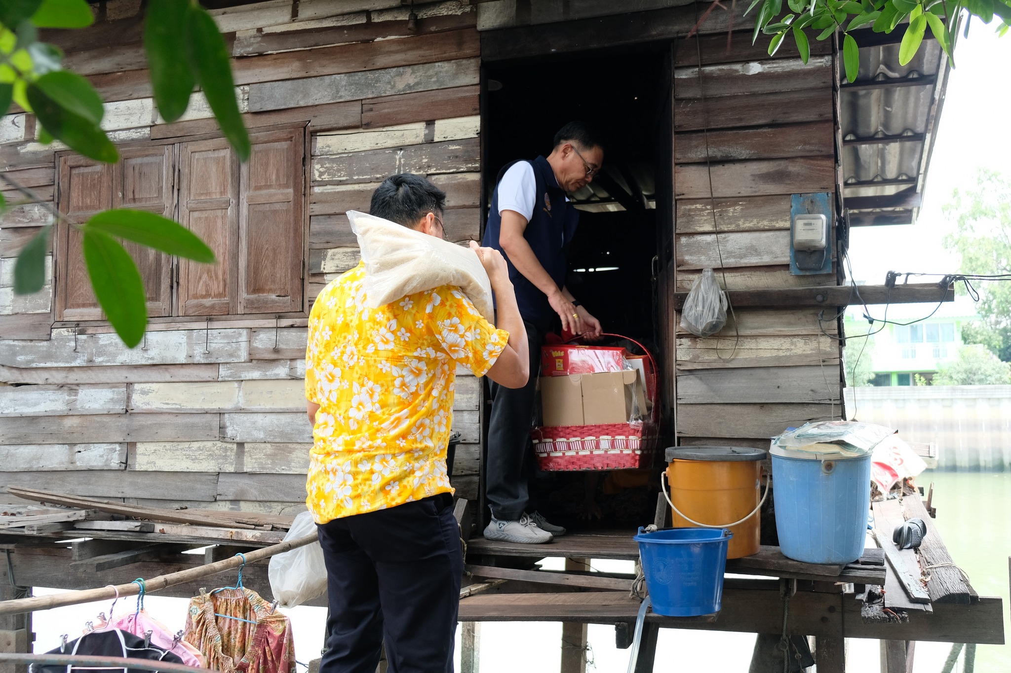 อธิบดีกรมการพัฒนาชุมชน “มอบกระเช้าผลิตภัณฑ์ OTOP เพื่อเป็นขวัญและกำลังใจให้ครัวเรือนตกเกณฑ์ TPMAP จังหวัดปทุมธานี”