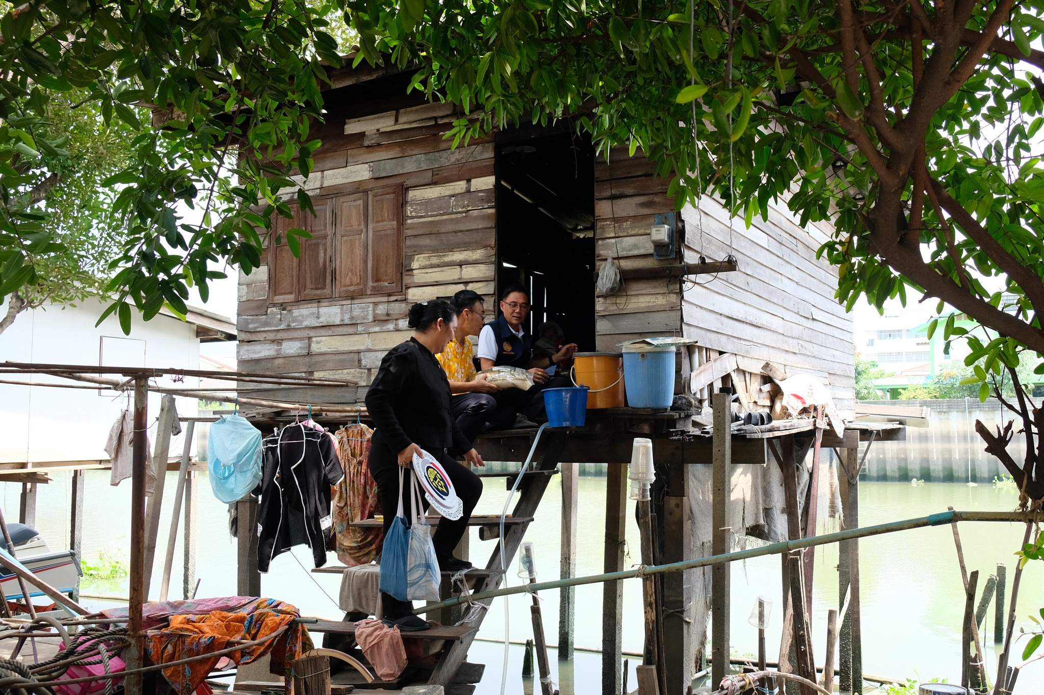 อธิบดีกรมการพัฒนาชุมชน “มอบกระเช้าผลิตภัณฑ์ OTOP เพื่อเป็นขวัญและกำลังใจให้ครัวเรือนตกเกณฑ์ TPMAP จังหวัดปทุมธานี”