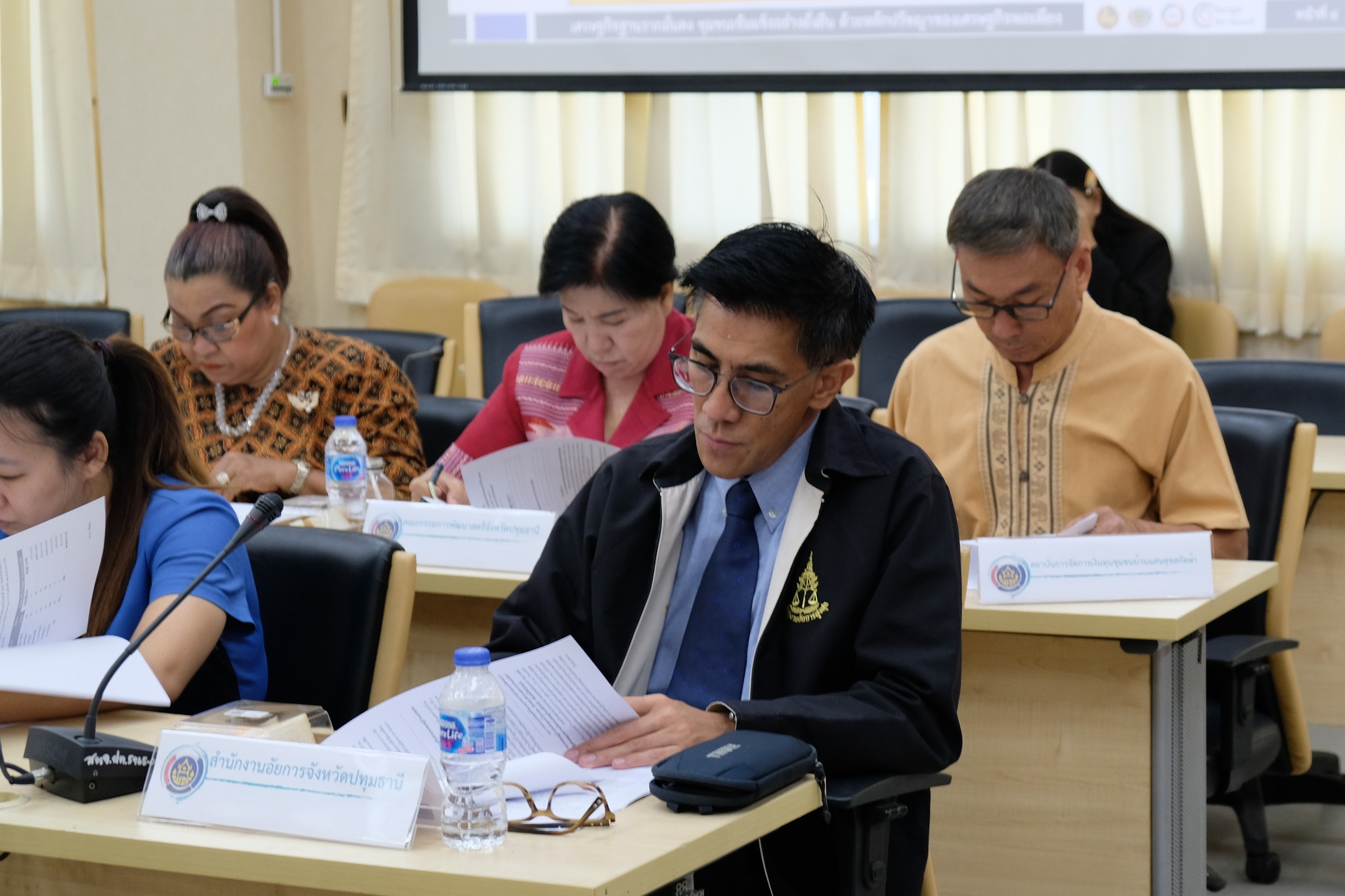 พช.ปทุมธานี “ร่วมประชุมคณะอนุกรรมการสนับสนุนและติดตามการดำเนินงานกองทุนหมู่บ้านจังหวัดปทุมธานี”
