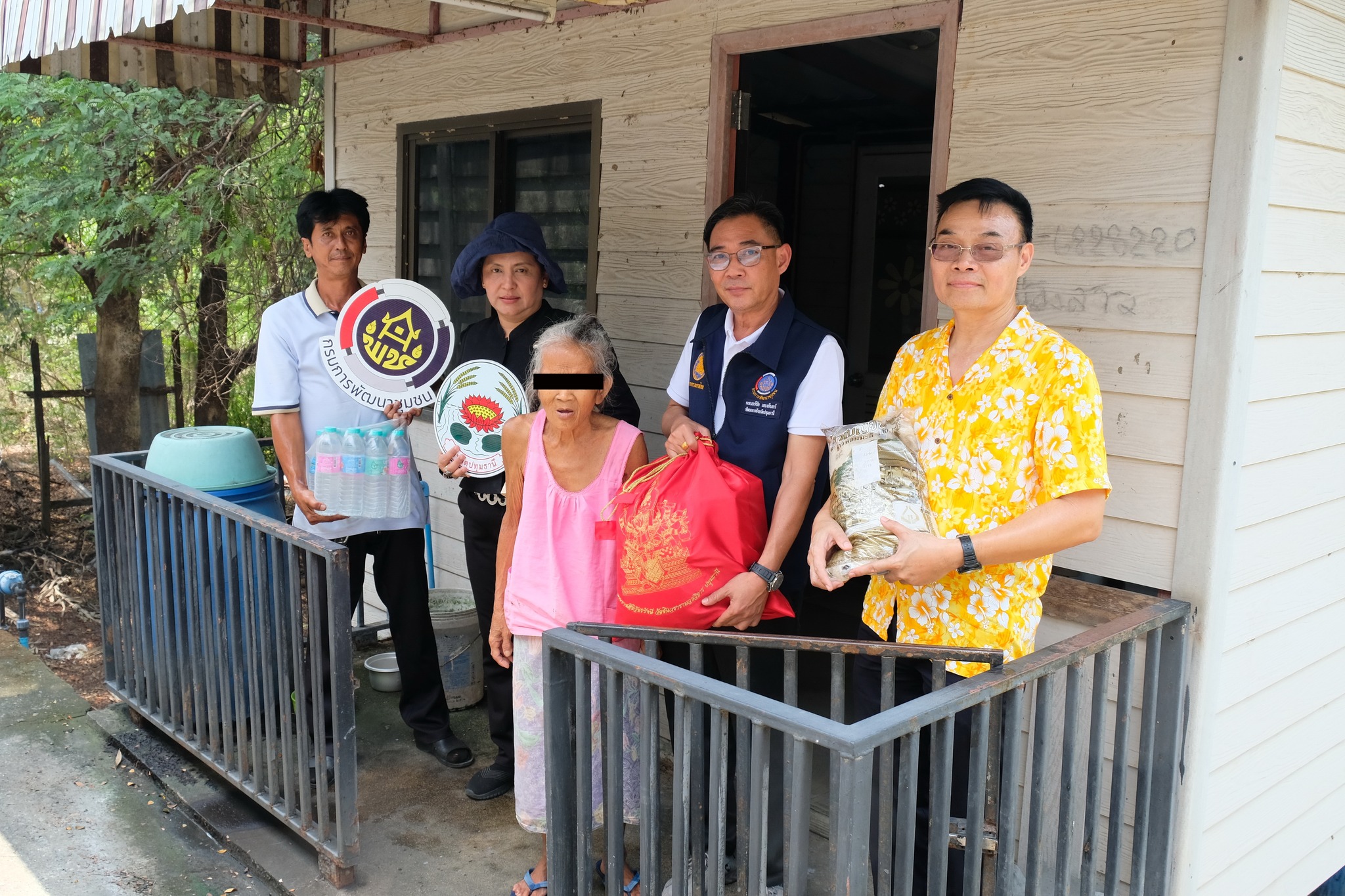 อธิบดีกรมการพัฒนาชุมชน “มอบกระเช้าผลิตภัณฑ์ OTOP เพื่อเป็นขวัญและกำลังใจให้ครัวเรือนตกเกณฑ์ TPMAP จังหวัดปทุมธานี”