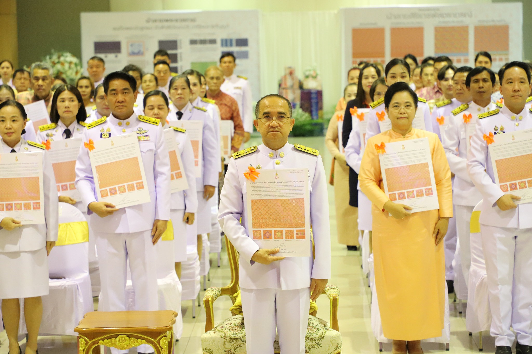 จังหวัดปทุมธานี “ประกอบพิธีมอบแบบลายผ้าพระราชทาน ผ้าลายสิริราชพัสตราภรณ์ พร้อมต่อยอดเพิ่มมูลค่าผลิตภัณฑ์ผ้าไทย”