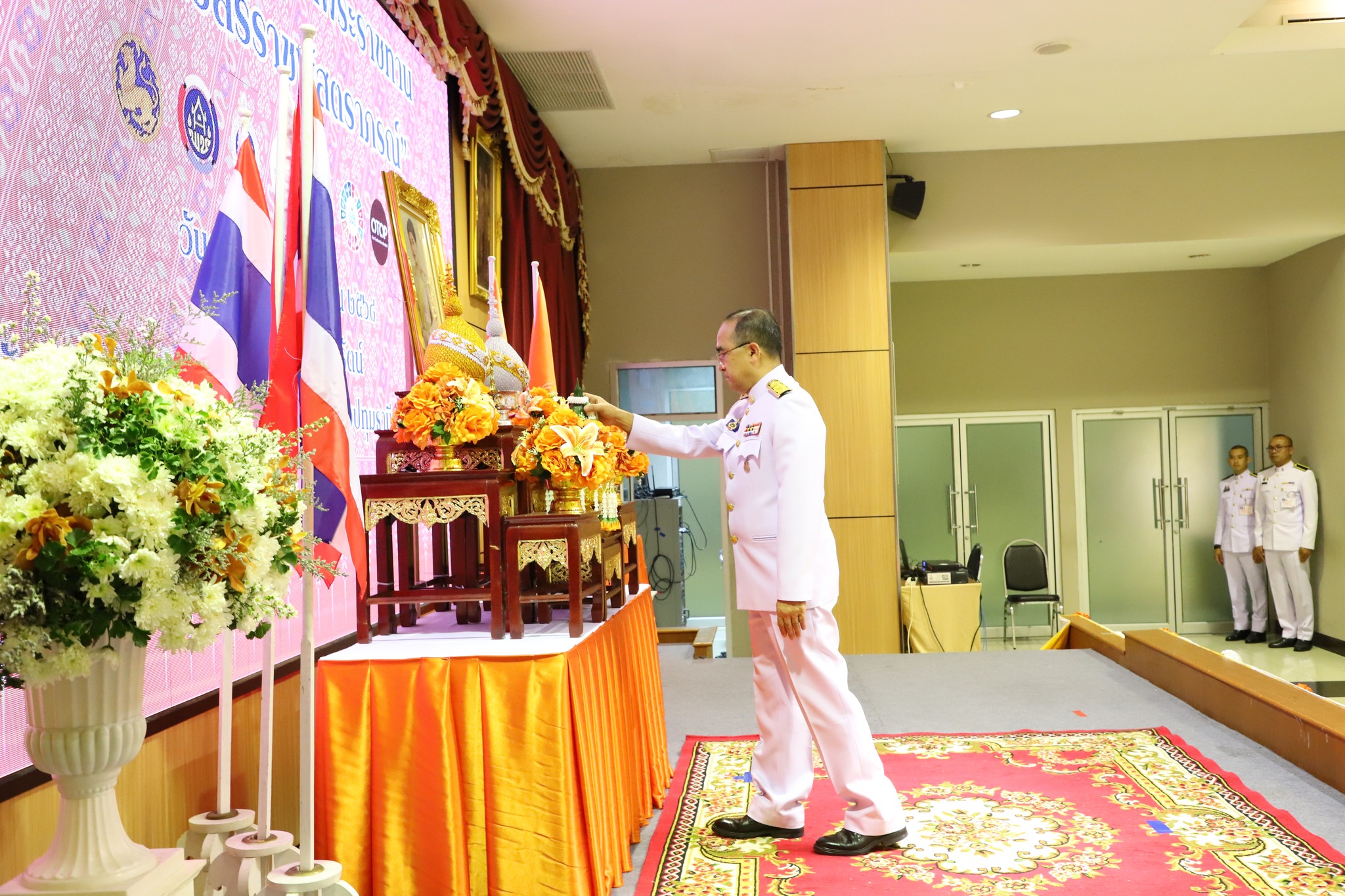 จังหวัดปทุมธานี “ประกอบพิธีมอบแบบลายผ้าพระราชทาน ผ้าลายสิริราชพัสตราภรณ์ พร้อมต่อยอดเพิ่มมูลค่าผลิตภัณฑ์ผ้าไทย”