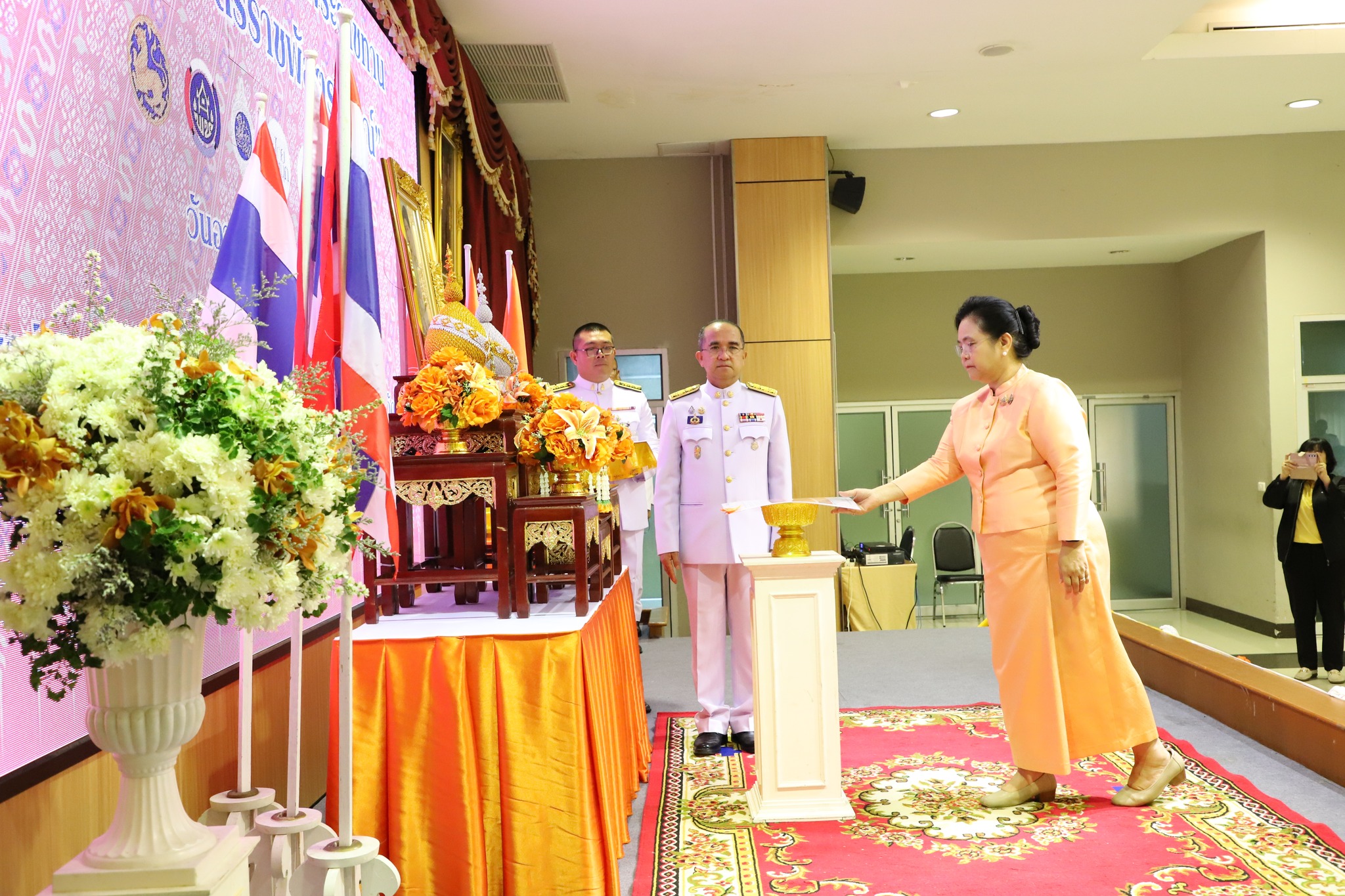 จังหวัดปทุมธานี “ประกอบพิธีมอบแบบลายผ้าพระราชทาน ผ้าลายสิริราชพัสตราภรณ์ พร้อมต่อยอดเพิ่มมูลค่าผลิตภัณฑ์ผ้าไทย”