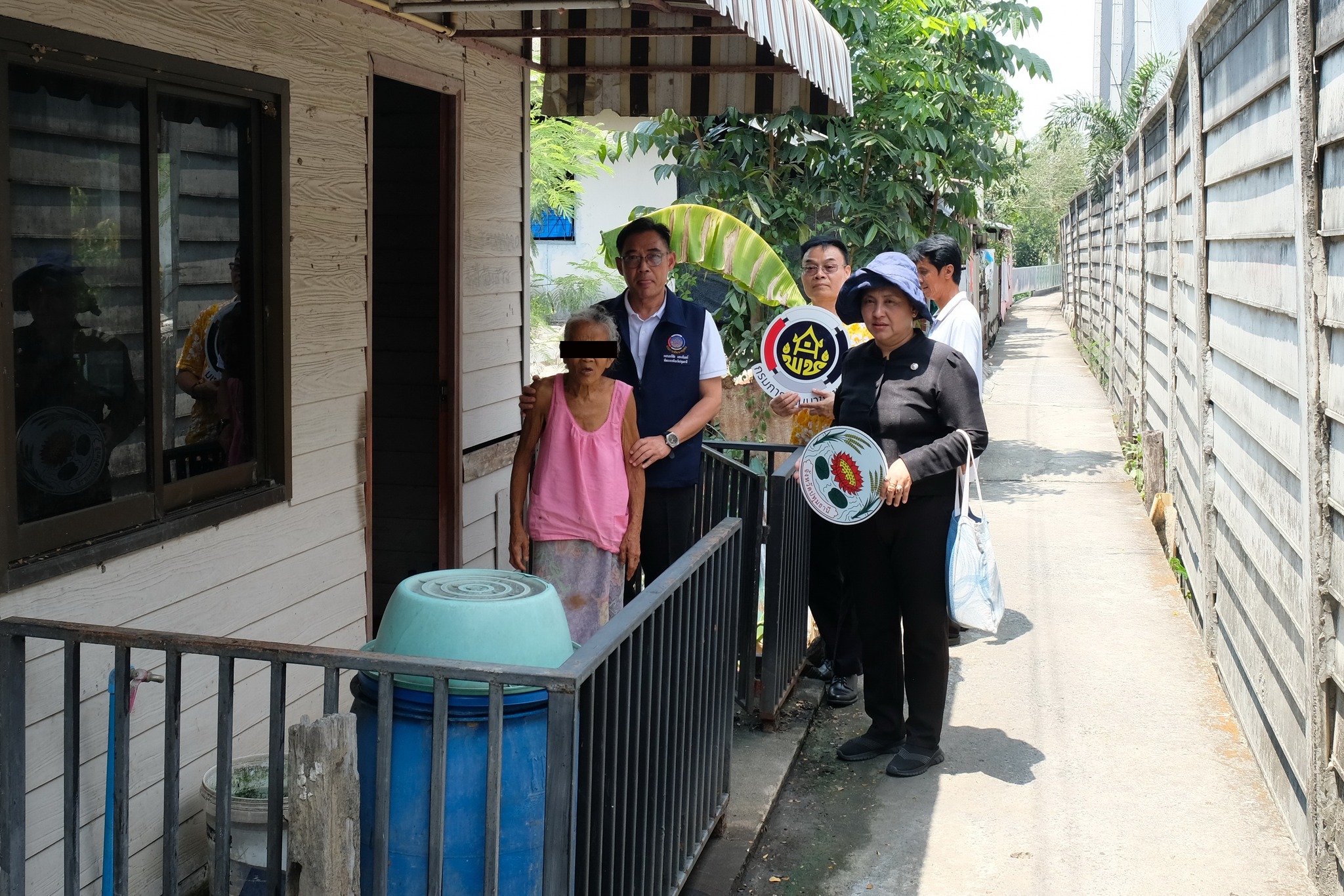 อธิบดีกรมการพัฒนาชุมชน “มอบกระเช้าผลิตภัณฑ์ OTOP เพื่อเป็นขวัญและกำลังใจให้ครัวเรือนตกเกณฑ์ TPMAP จังหวัดปทุมธานี”