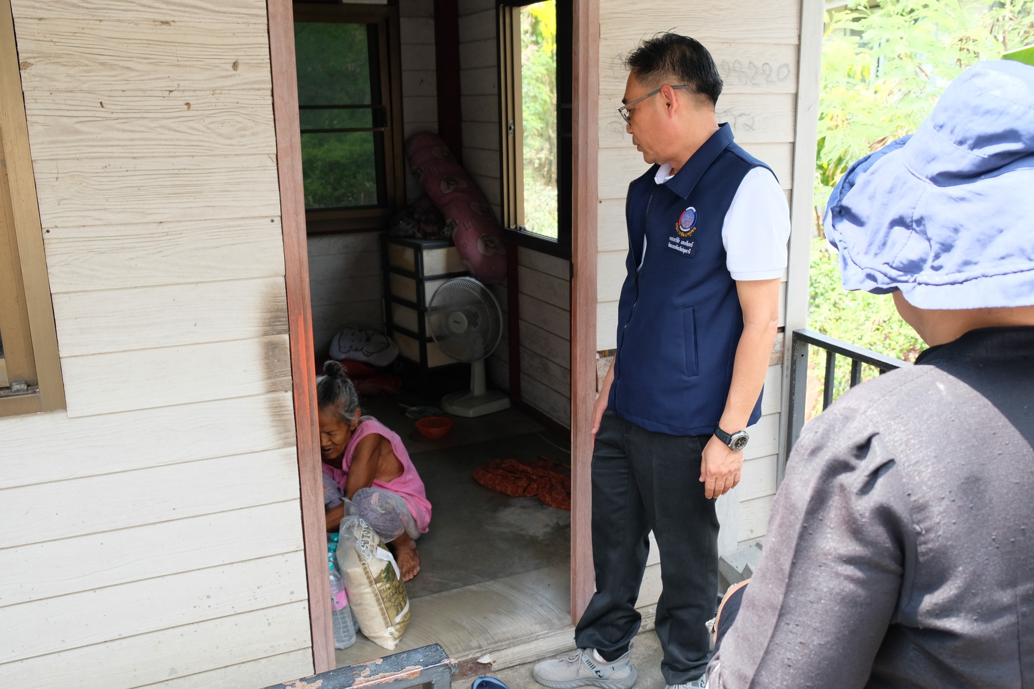 อธิบดีกรมการพัฒนาชุมชน “มอบกระเช้าผลิตภัณฑ์ OTOP เพื่อเป็นขวัญและกำลังใจให้ครัวเรือนตกเกณฑ์ TPMAP จังหวัดปทุมธานี”