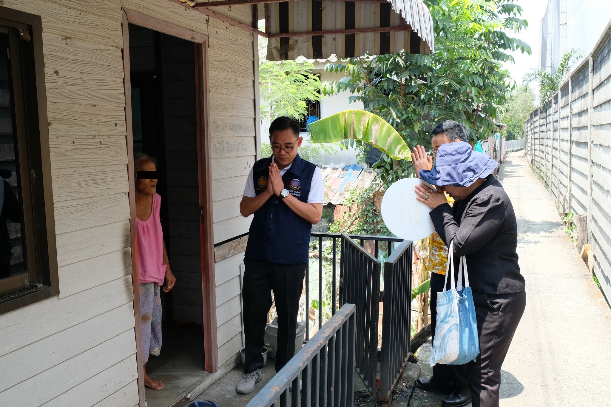 อธิบดีกรมการพัฒนาชุมชน “มอบกระเช้าผลิตภัณฑ์ OTOP เพื่อเป็นขวัญและกำลังใจให้ครัวเรือนตกเกณฑ์ TPMAP จังหวัดปทุมธานี”