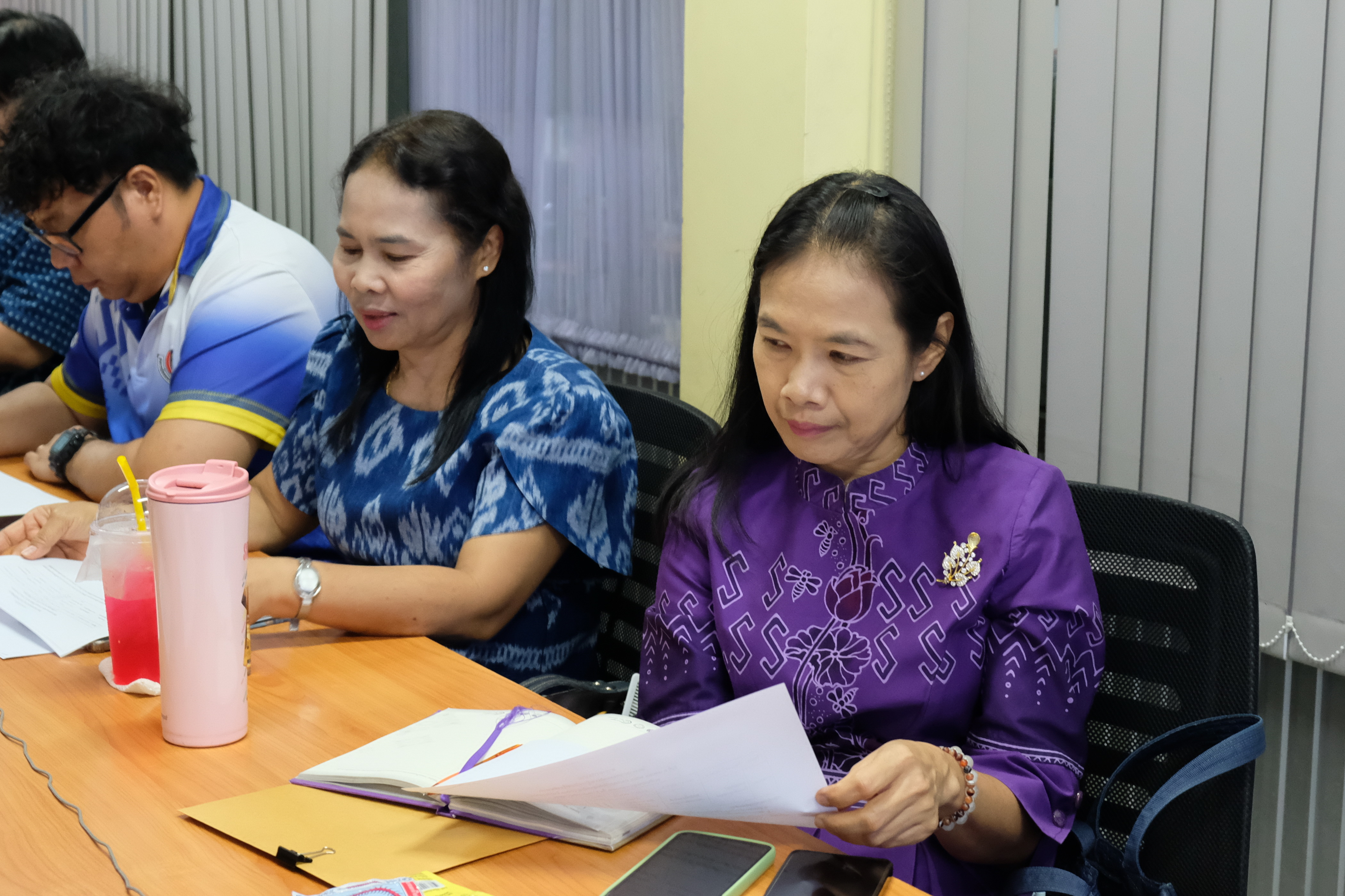 พช.ปทุมธานี “ร่วมโครงการถ่ายทอดองค์ความรู้การเป็นพี่เลี้ยงพัฒนากร ผ่านระบบวีดีทัศน์ทางไกล (Video Conference)”