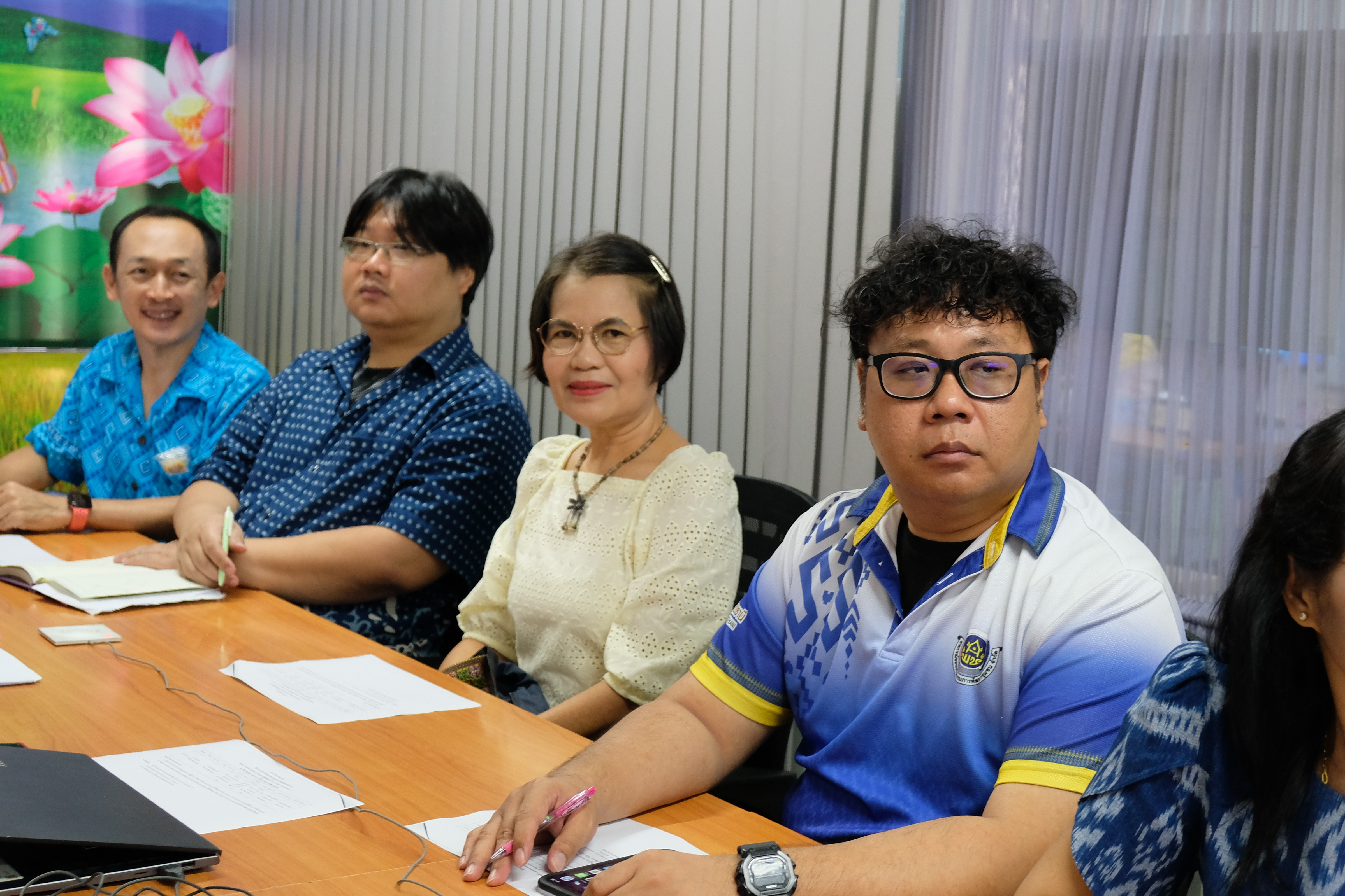 พช.ปทุมธานี “ร่วมโครงการถ่ายทอดองค์ความรู้การเป็นพี่เลี้ยงพัฒนากร ผ่านระบบวีดีทัศน์ทางไกล (Video Conference)”