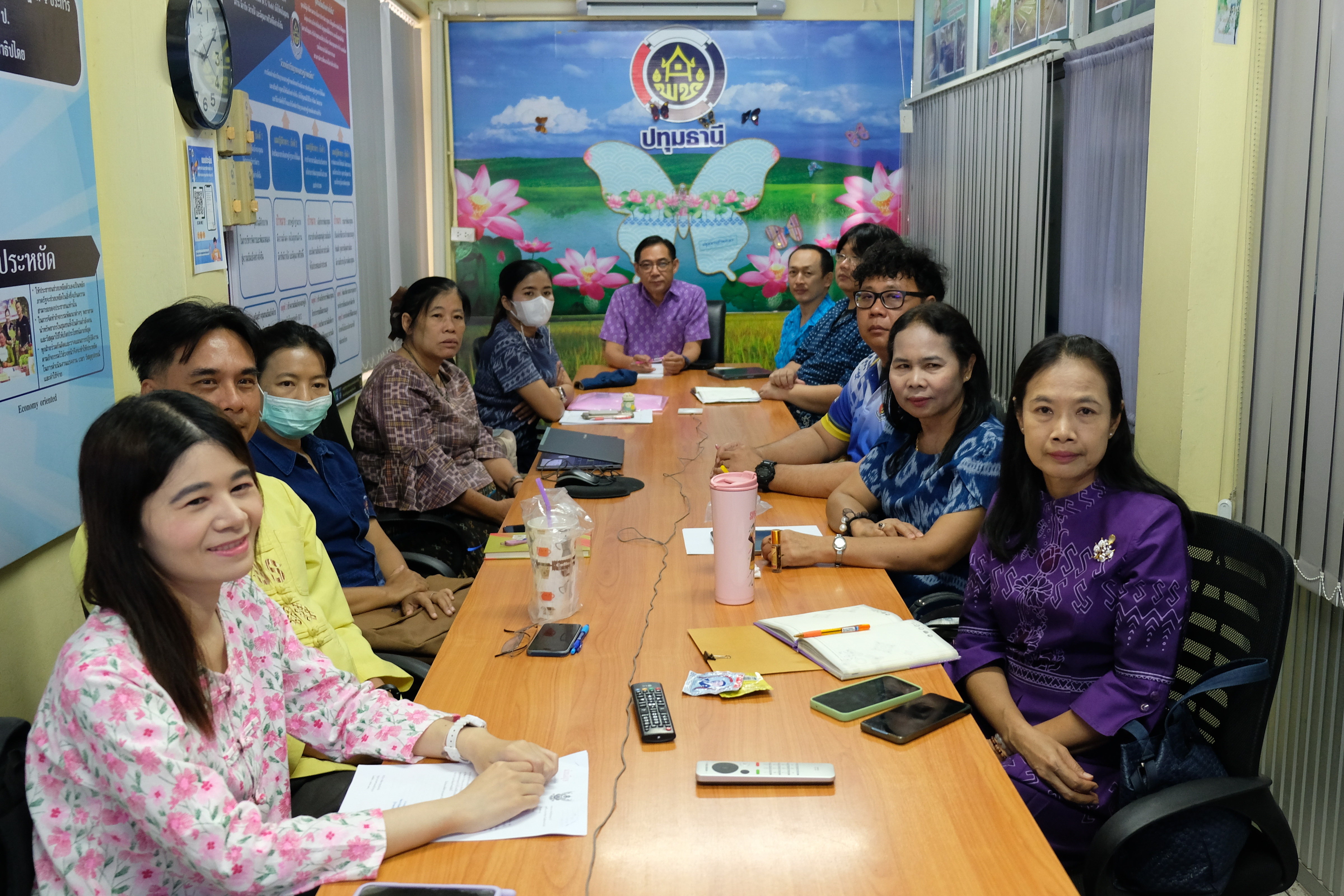 พช.ปทุมธานี “ร่วมโครงการถ่ายทอดองค์ความรู้การเป็นพี่เลี้ยงพัฒนากร ผ่านระบบวีดีทัศน์ทางไกล (Video Conference)”