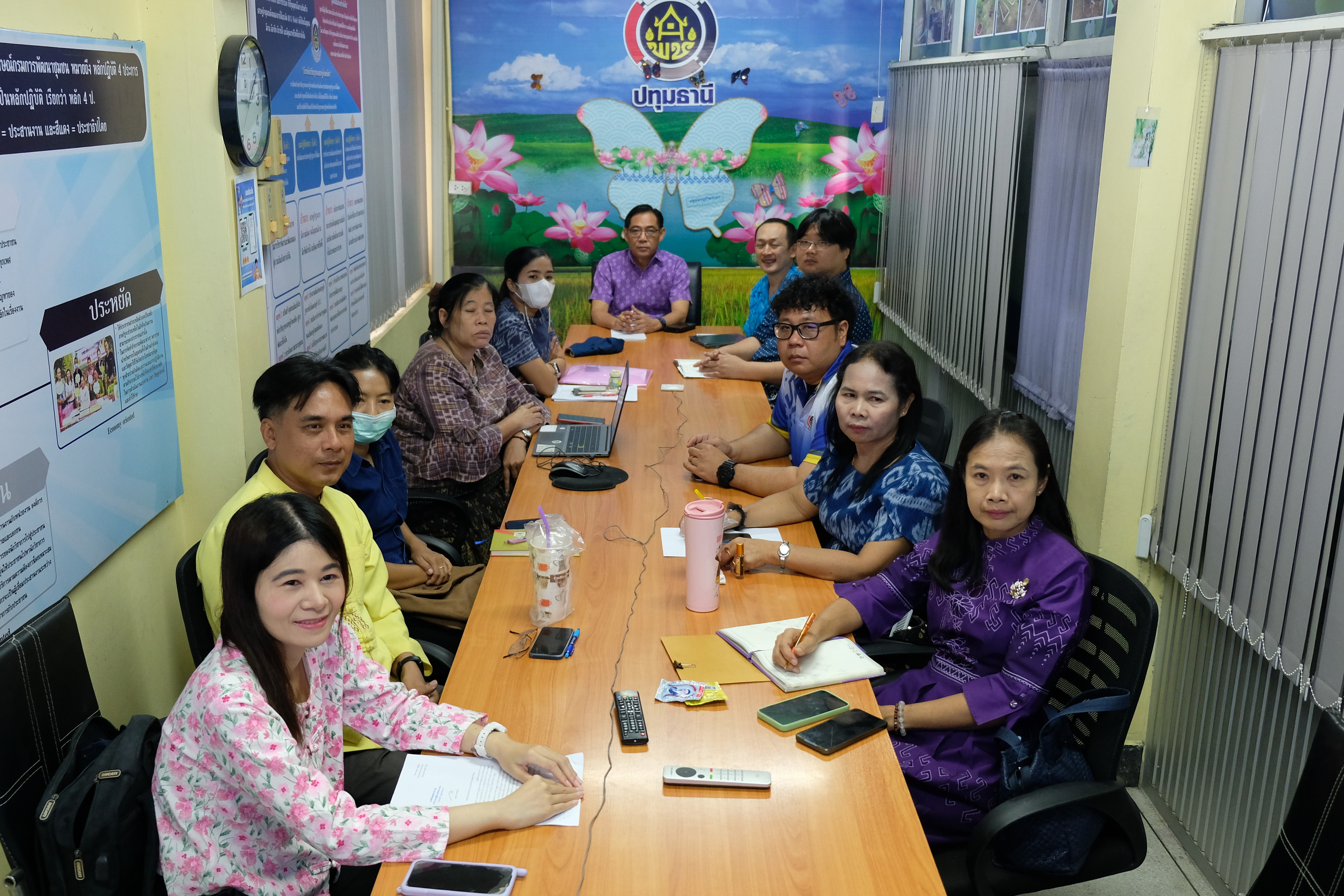 พช.ปทุมธานี “ร่วมโครงการถ่ายทอดองค์ความรู้การเป็นพี่เลี้ยงพัฒนากร ผ่านระบบวีดีทัศน์ทางไกล (Video Conference)”