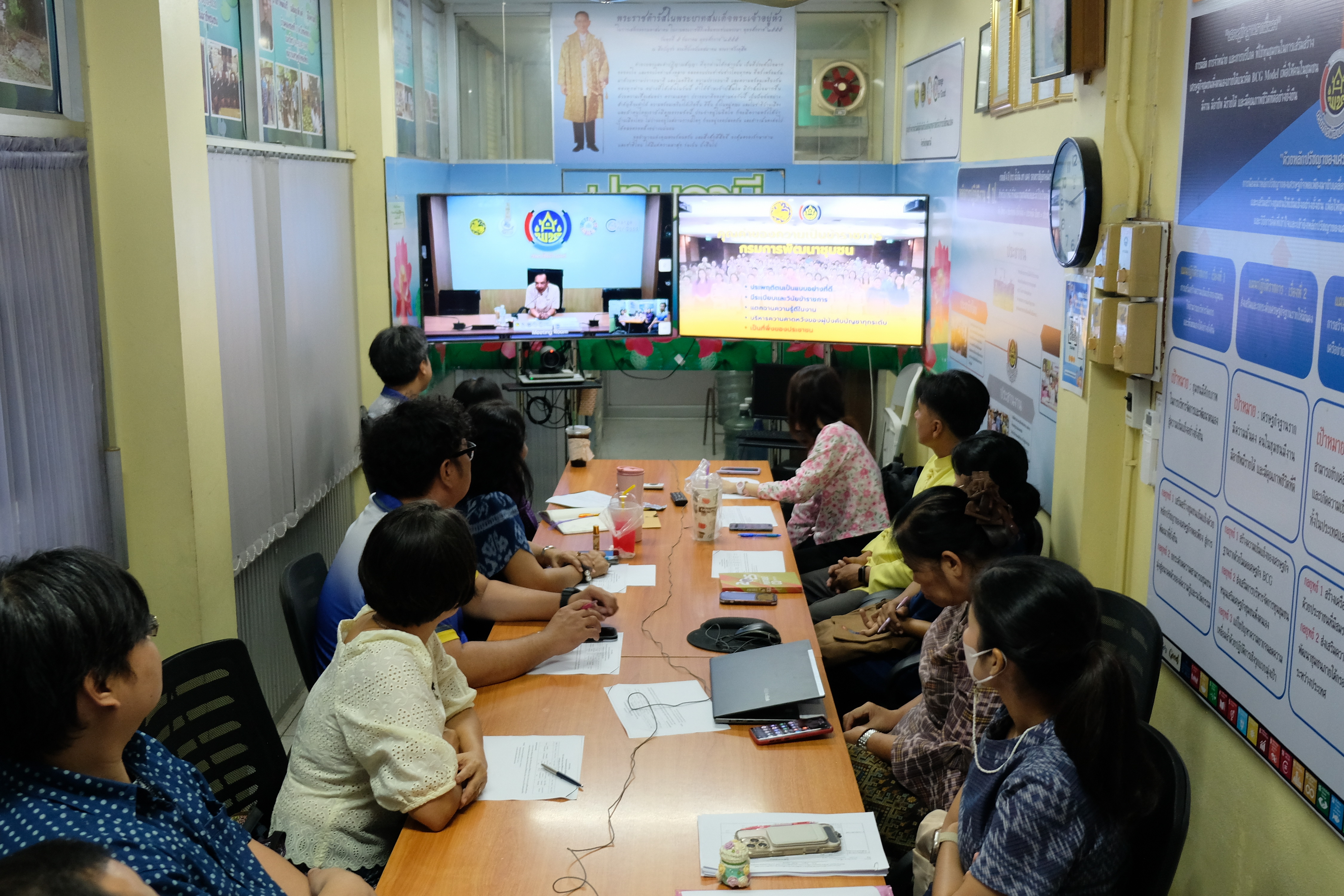 พช.ปทุมธานี “ร่วมโครงการถ่ายทอดองค์ความรู้การเป็นพี่เลี้ยงพัฒนากร ผ่านระบบวีดีทัศน์ทางไกล (Video Conference)”