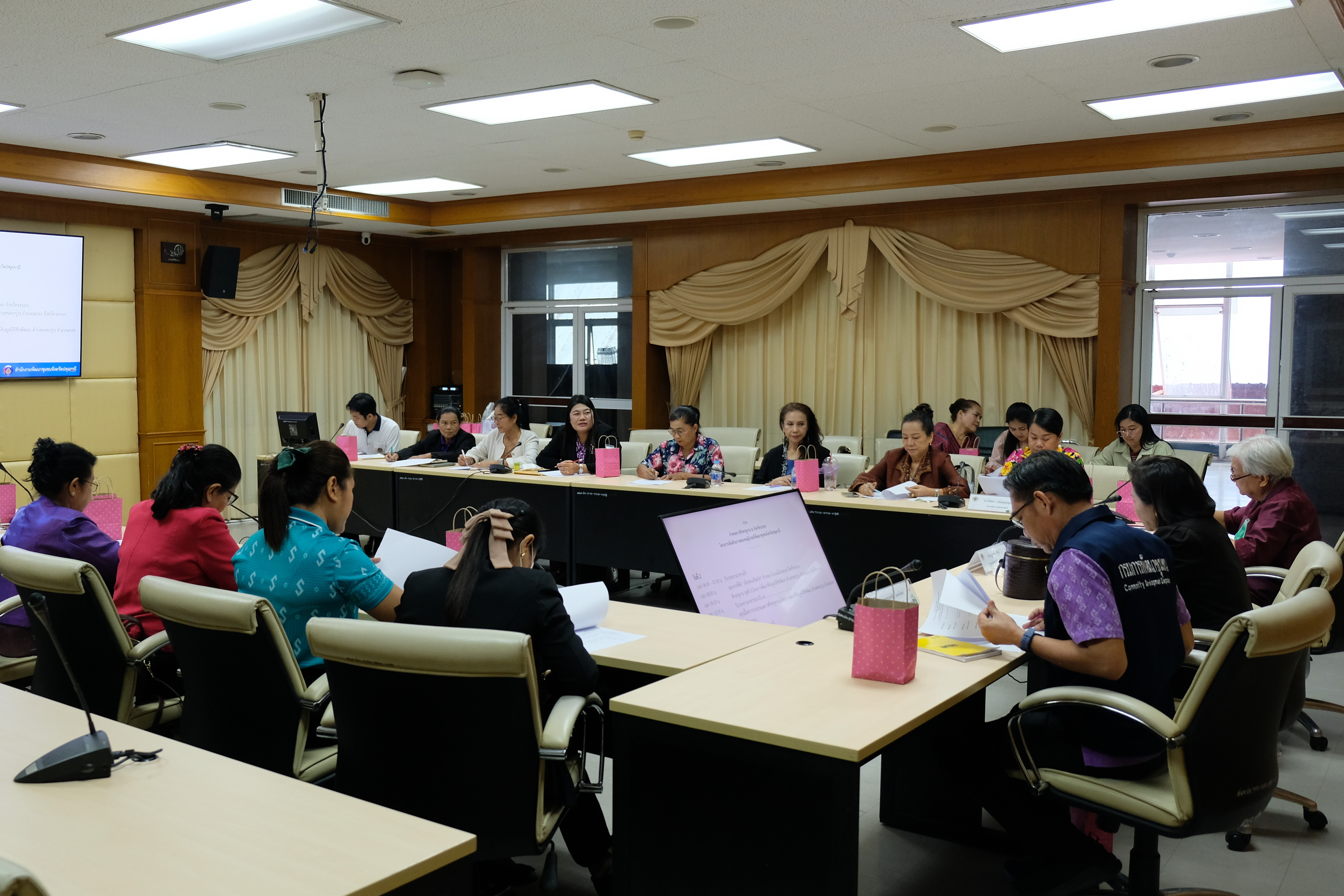 พช.ปทุมธานี “ร่วมประชุมคณะกรรมการสมาคมผู้นำสตรีพัฒนาชุมชนจังหวัดปทุมธานี ครั้งที่ ๒/๒๖๖๘